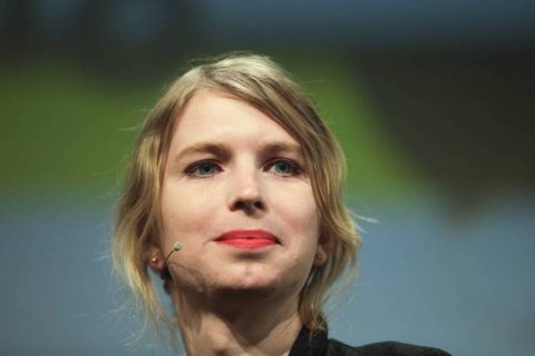 Chelsea Manning a Milano, minaccia il suicidio con una foto shock - f manning a 20180530 870x580 - Gay.it