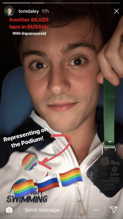 Tom Daley, medaglia d'argento e spilla arcobaleno sul podio delle World Series russe - tom d - Gay.it
