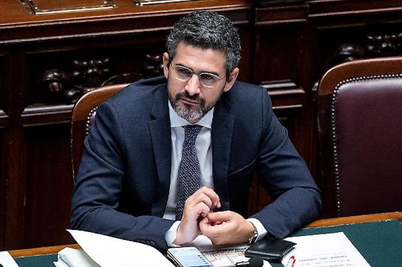 Il ministro Fraccaro: “Prefetti non possono annullare la trascrizione dei figli delle famiglie arcobaleno”