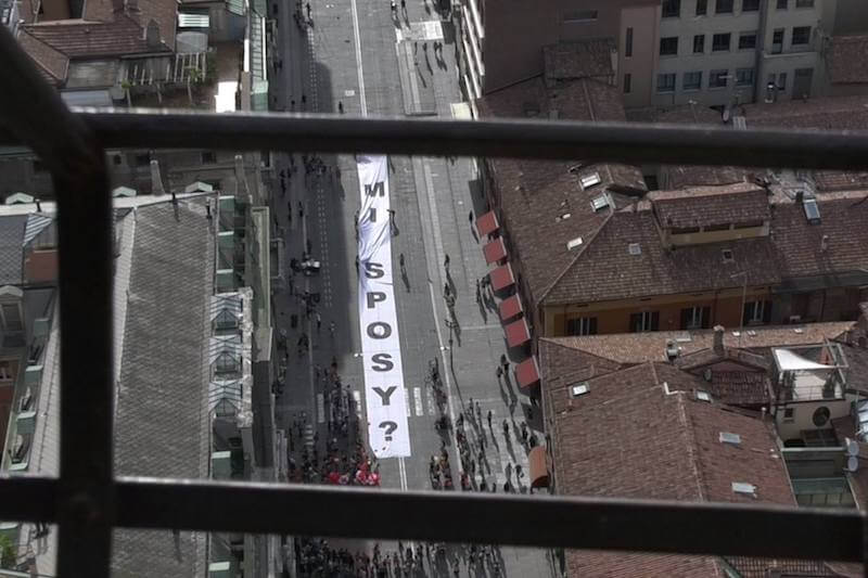 “Mi Sposy?” – la spettacolare proposta di nozze gay sotto la Torre degli Asinelli a Bologna
