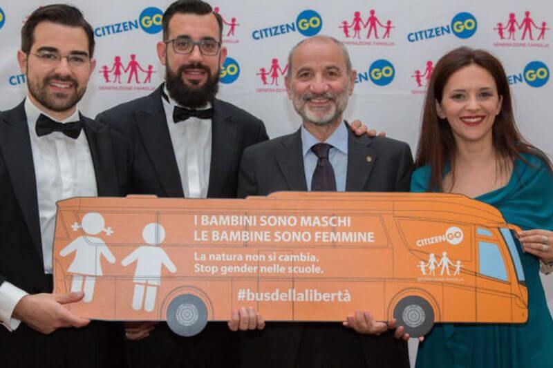 Famiglie arcobaleno, gli omofobi annunciano esposti contro tutti i sindaci che le registrano