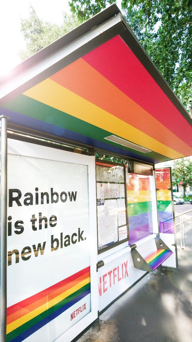 Netflix celebra il mese del Pride e colora Milano d'arcobaleno - video - DgjbLaWWsAAviXD - Gay.it
