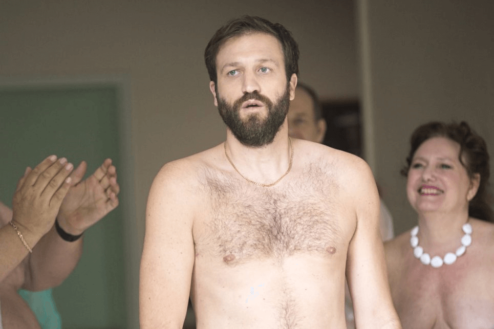 Nu, che bizzarria la serie poliziesca naturista francese! - Nu 5 - Gay.it