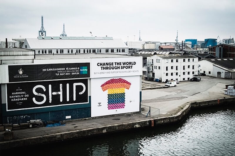 Russia 2018, azienda danese realizza gigantesca maglia rainbow per dire basta all’omofobia
