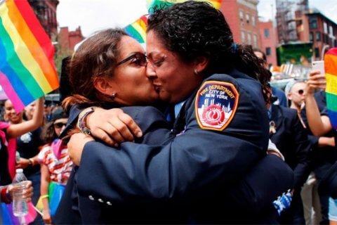 New York Pride, proposta di matrimonio per due dottoresse dei vigili del fuoco - Scaled Image 1 23 - Gay.it