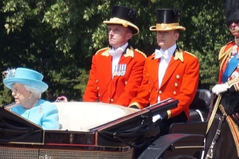 Ollie Roberts, prima apparizione pubblica per il nuovo valletto apertamente gay della Regina Elisabetta II