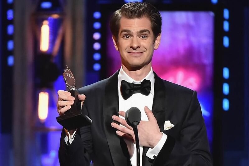 Andrew Garfield vince il Tony Award grazie ad Angels in America e lo dedica alla comunità LGBT