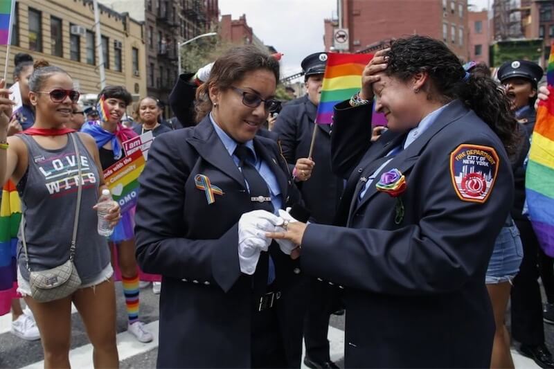 New York Pride, proposta di matrimonio per due dottoresse dei vigili del fuoco - Scaled Image 3 4 - Gay.it