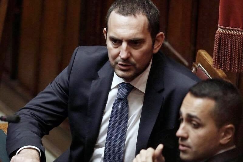 Vincenzo Spadafora (M5S), a lui la delega alle pari opportunità: è favorevole all’adozione per le coppie gay