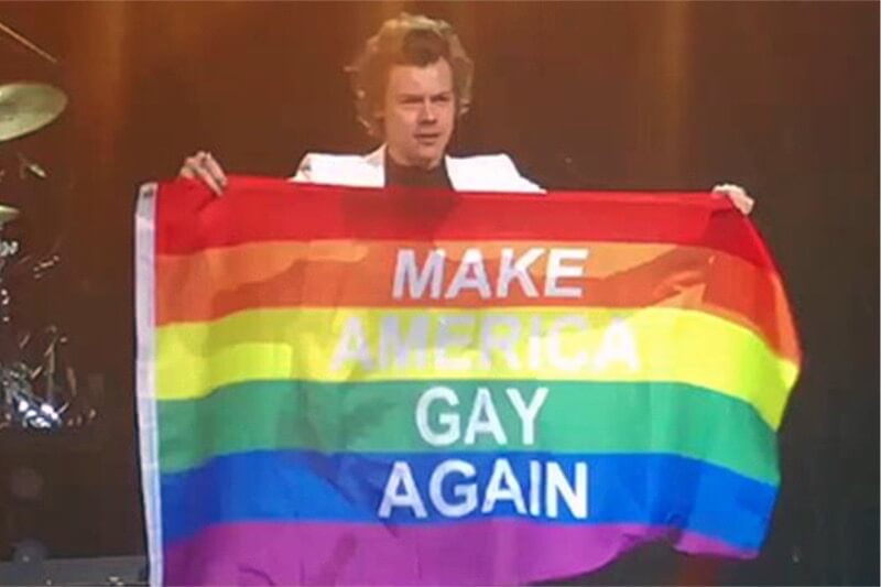 Harry Styles in concerto con la bandiera “Make America Gay Again”