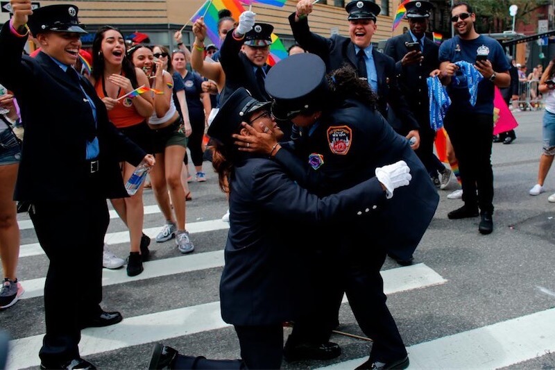 New York Pride, proposta di matrimonio per due dottoresse dei vigili del fuoco - Scaled Image 63 - Gay.it