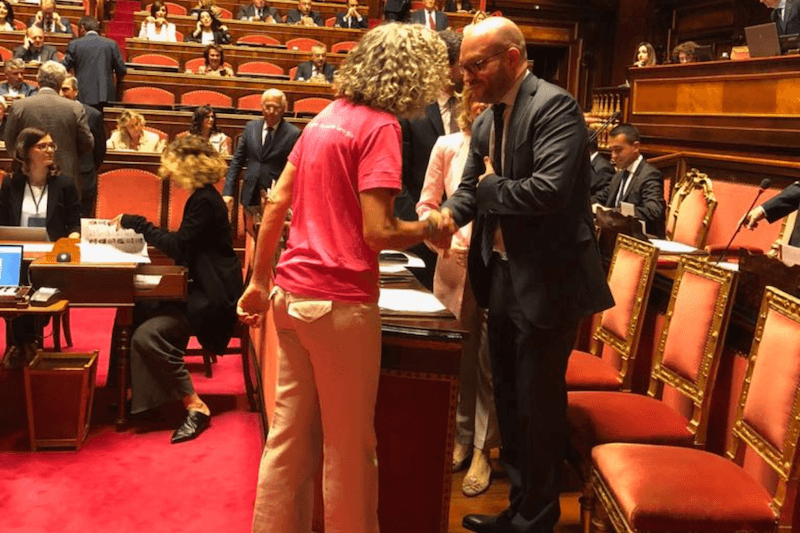 Monica Cirinnà accoglie il ministro Fontana in Senato con una maglia delle famiglie arcobaleno