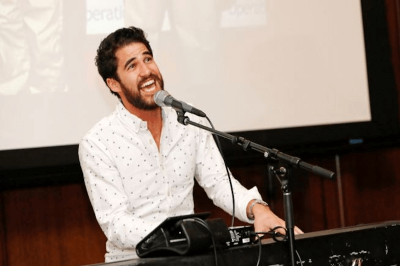 Darren Criss canta Gloria in italiano e la dedica a Gianni Versace