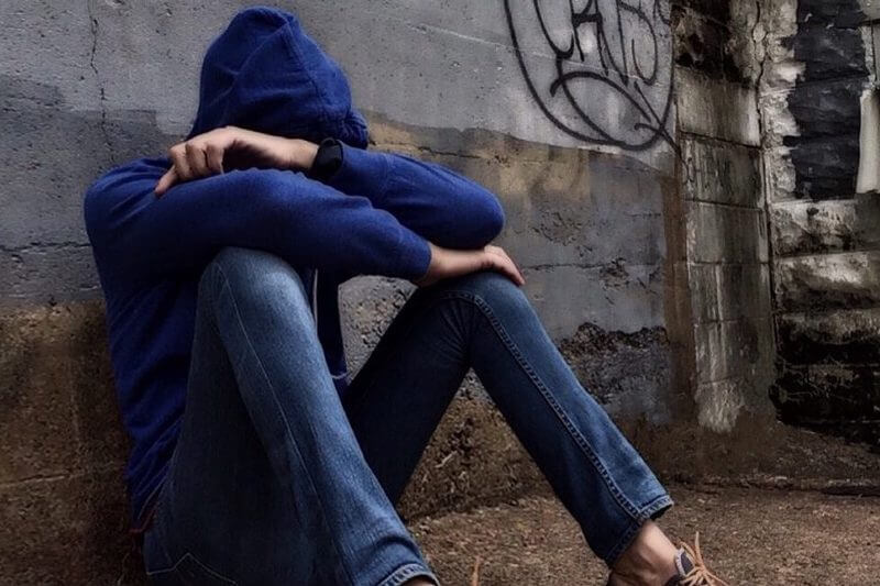 Adolescente tenta il suicidio perché vittima di omofobia: finito in ospedale, la mamma denuncia la scuola