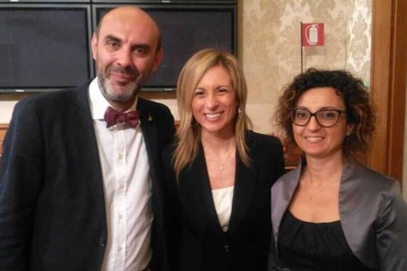 Sindaca di centrodestra blocca una famiglia arcobaleno e chiede indicazioni a Salvini e Fontana