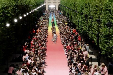 Louis Vuitton colora Parigi con i toni dell'arcobaleno - louis vuitton virgil abloh ss19 runway 1024x559 - Gay.it