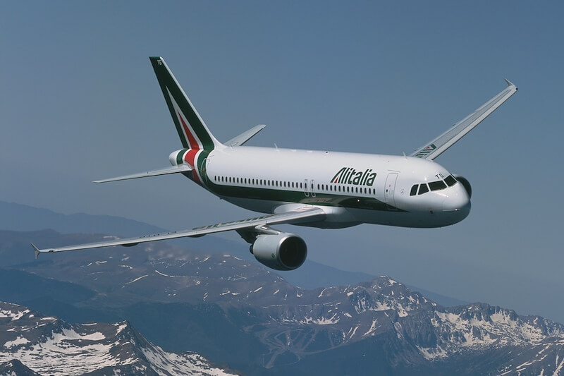 Anche Alitalia diventa rainbow per il Pride, delirio omofobo sui social