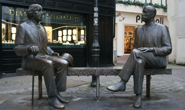 Oscar Wilde: 130 anni dalla pubblicazione de 'Il Ritratto di Dorian Gray' - oscar wilde statua 1 - Gay.it