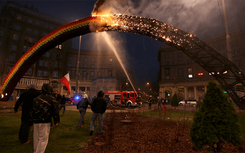 Polonia, inaugurato l'arcobaleno indistruttibile dopo gli atti vandalici del 2015 - poland defaced rainbow - Gay.it