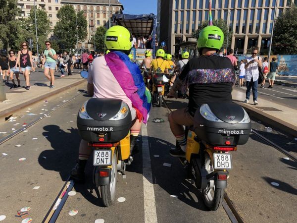 Diritti, ecologia e condivisione: al Pride di Milano con MiMoto - Mi.Moto Pride1 e1530552296153 - Gay.it