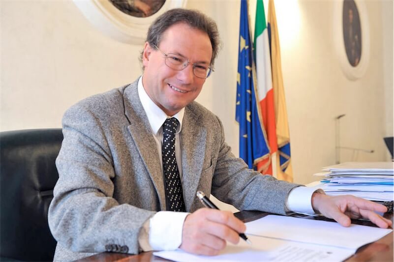 Trento, il sindaco Andreatta non registrerà i figli delle famiglie arcobaleno: ‘non posso assumermi questa responsabilità’
