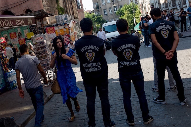 Istanbul Pride 2018, 1000 persone contro il divieto e i poliziotti: 11 le persone arrestate - Scaled Image 1 4 - Gay.it