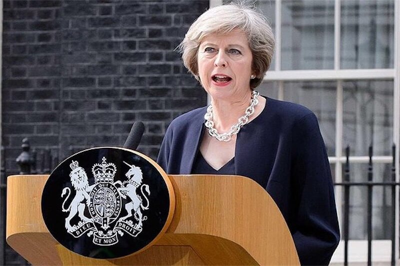 Theresa May chiede scusa alla comunità LGBT per alcune sue decisioni passate: ‘vieteremo le teorie riparative’