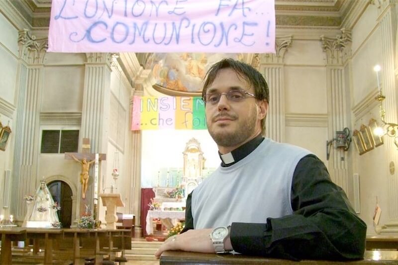 'Chiesa ipocrita, spiegherò ai fedeli il mio amore gay': parla il prete sposato - Scaled Image 11 - Gay.it