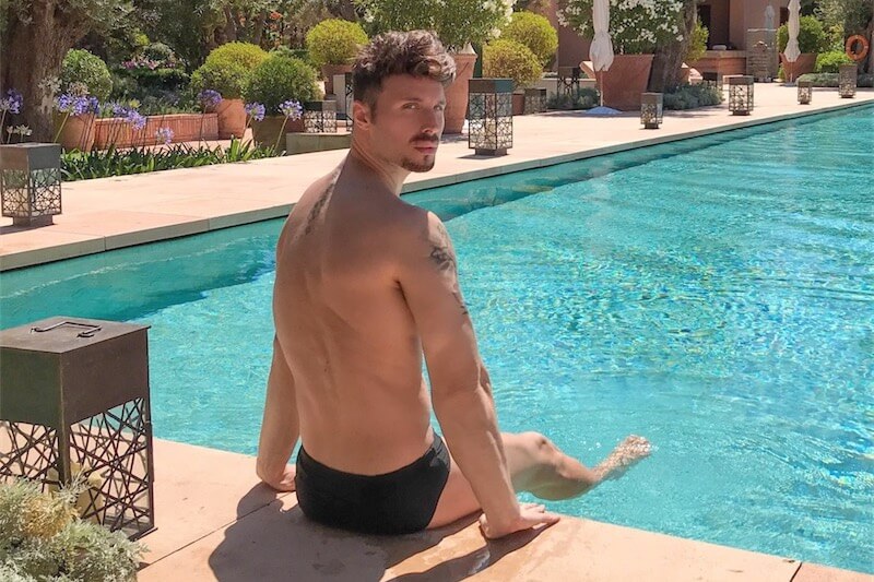 Erba, chiede silenzio in piscina e viene aggredito: ‘brutto froi*o di merda, quelli come te vanno pestati a sangue’