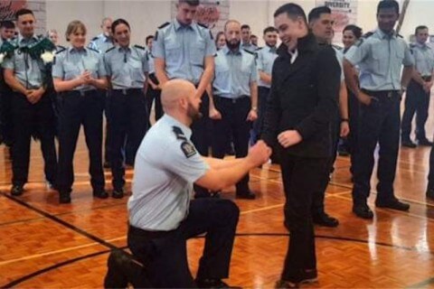 Proposta di matrimonio tra poliziotti durante una cerimonia di laurea - video - Scaled Image 14 - Gay.it
