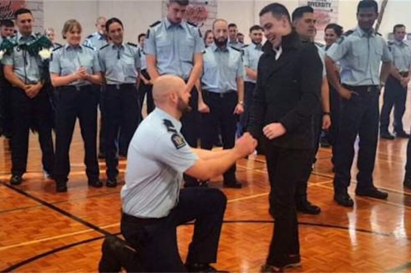 Proposta di matrimonio tra poliziotti durante una cerimonia di laurea – video