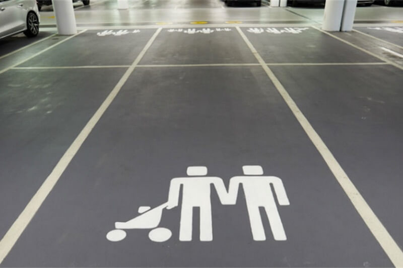 Londra, parcheggi per le famiglie arcobaleno