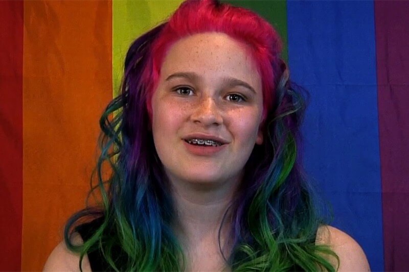 12enne organizza il primo storico Pride della sua piccola città