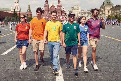 Russia 2018, aggirano i divieti omofobi e realizzano bandiera rainbow indossando t-shirt delle nazionali - Scaled Image 25 - Gay.it
