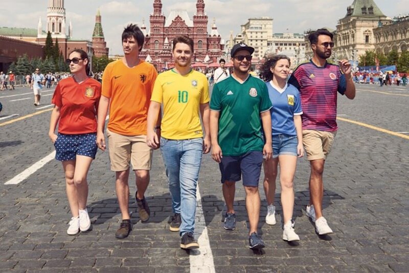 Russia 2018, aggirano i divieti omofobi e realizzano bandiera rainbow indossando t-shirt delle nazionali - Scaled Image 25 - Gay.it