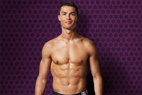 Cristiano Ronaldo alla Juventus, arriva in Italia il calciatore più forte, metrosexual e divinizzato - Scaled Image 28 - Gay.it