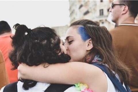 Napoli, due ragazze si baciano in un McDonald's: 'basta un po' di contegno', intima la guardia - Scaled Image 3 7 - Gay.it
