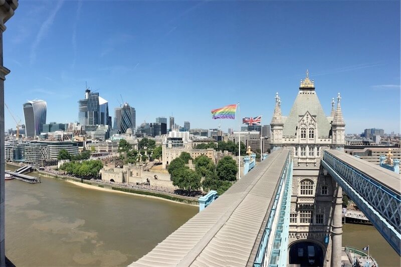 London Pride, una bandiera rainbow sventola sul Tower Bridge