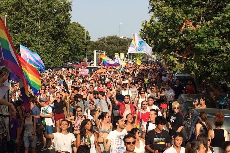 Lazio Pride, aggressione omofoba ad una famiglia arcobaleno: ‘viva Mussolini, a morte tutti i fro*i’
