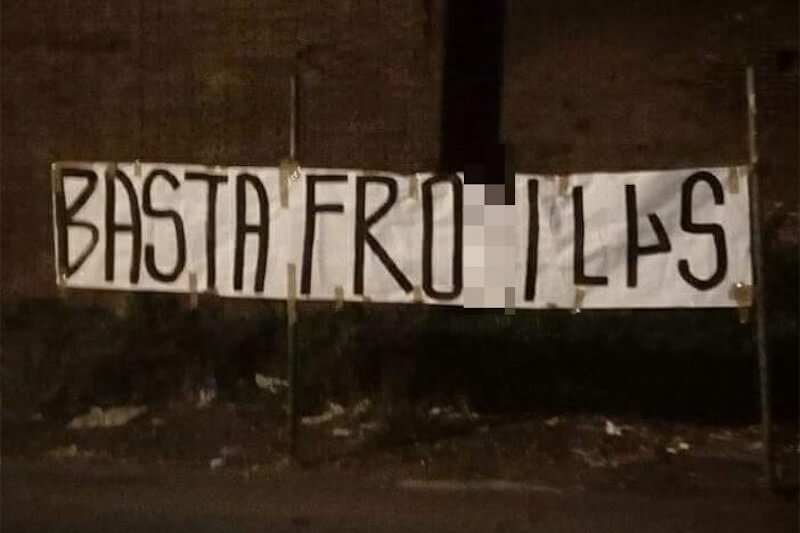 Roma, striscioni in difesa del cameriere omofobo: ‘basta fro*i, licenziato dalla vostra omofollia’