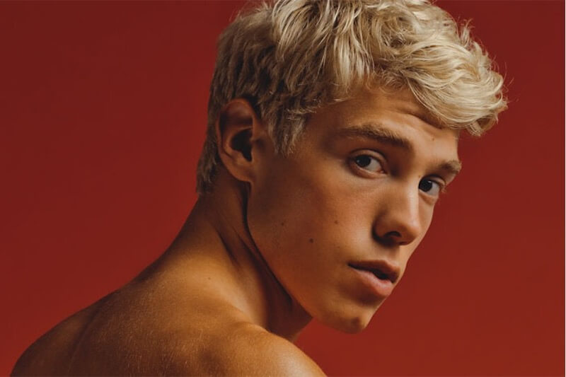 Derek Chadwick, il modello/attore fa coming out: ‘sono gay’