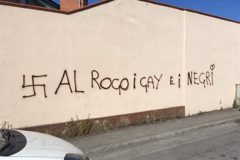 Viareggio, trovato l’autore delle scritte omofobe: è un incensurato di media età