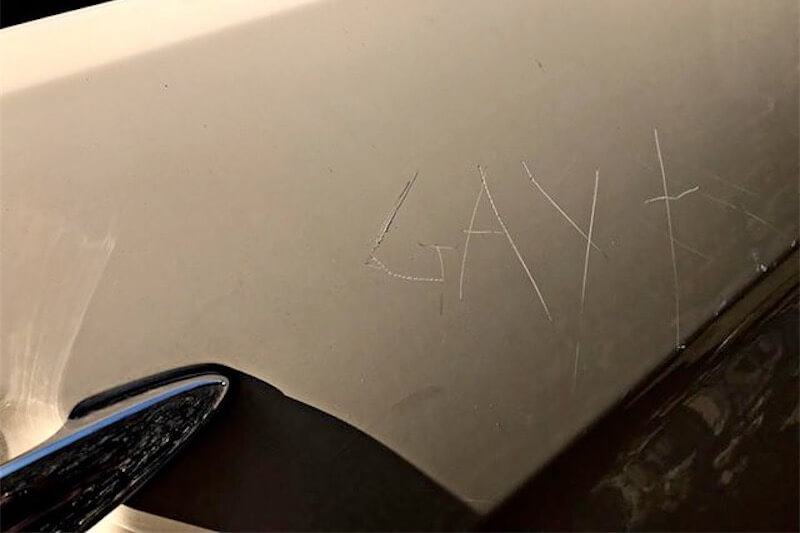 La Spezia, ritrova l’auto sfregiata: ‘gay’, con una croce