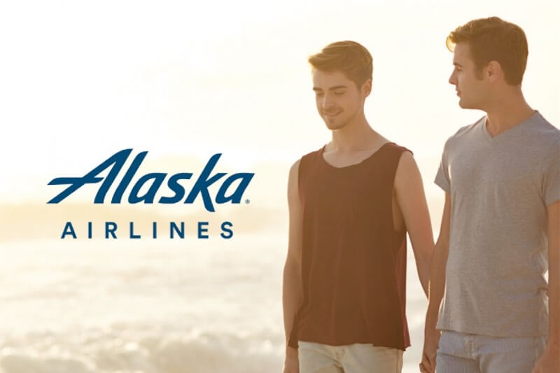 Coppia gay divisa in aereo per fare spazio a coppia etero: bufera su Alaska Airlines