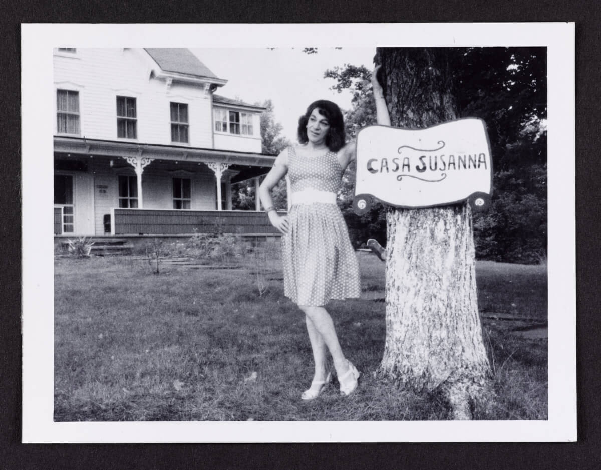 Casa Susanna con la proprietaria, Susanna. (Credits: thestar.com, AGO exhibition, Outsiders: American Photography and Film, 1950s - 1980s for Katie Daubs story)