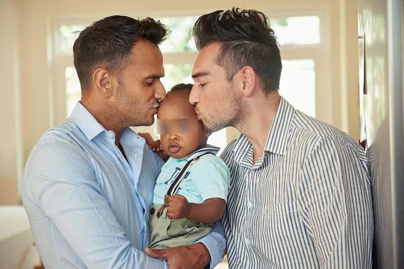Francia, le scuole sostituiranno “madre” e “padre” con “Genitore 1 e 2”?