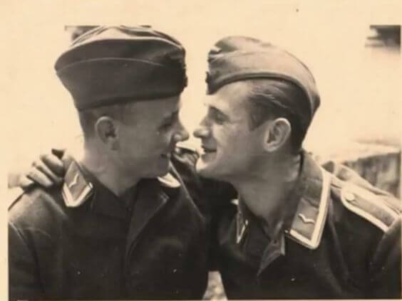 L'intimità e l'affetto dei soldati in 15 foto vintage - soldati gay vintage 1 - Gay.it