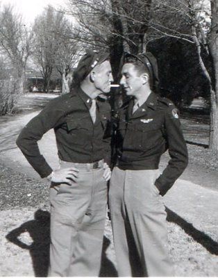 L'intimità e l'affetto dei soldati in 15 foto vintage - soldati gay vintage 10 - Gay.it