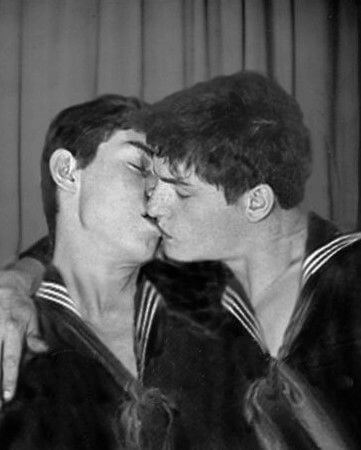 L'intimità e l'affetto dei soldati in 15 foto vintage - soldati gay vintage 11 - Gay.it