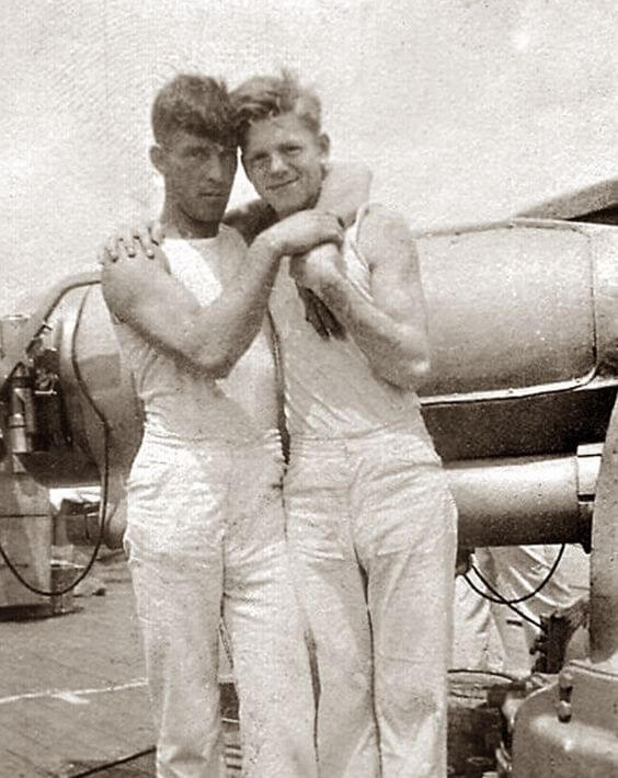 L'intimità e l'affetto dei soldati in 15 foto vintage - soldati gay vintage 12 - Gay.it